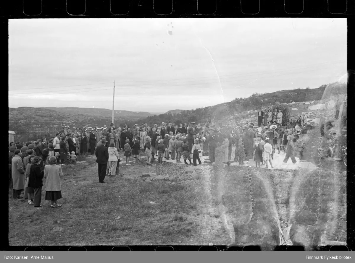 Utenfor klubbhuset til Kirkenes idrettsforening på 17.mai 1948 