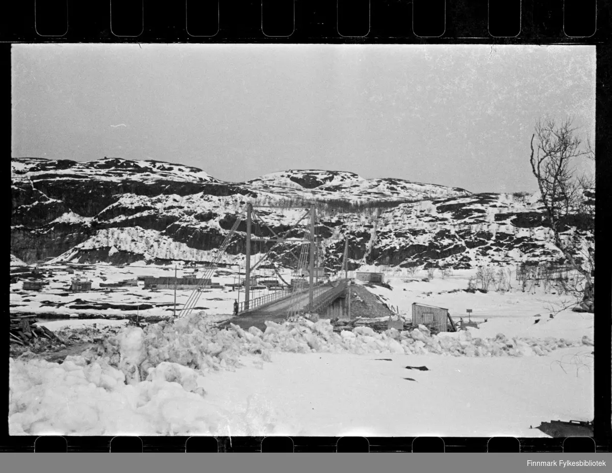 Foto av Elvenes bru i Sør-Varanger

Foto antagelig tatt på slutten av 1940-tallet, tidlig 1950-tallet 