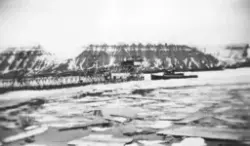 Tekst med bildet: 1939. "Isbjørn" ved kaien, Sveagruben.