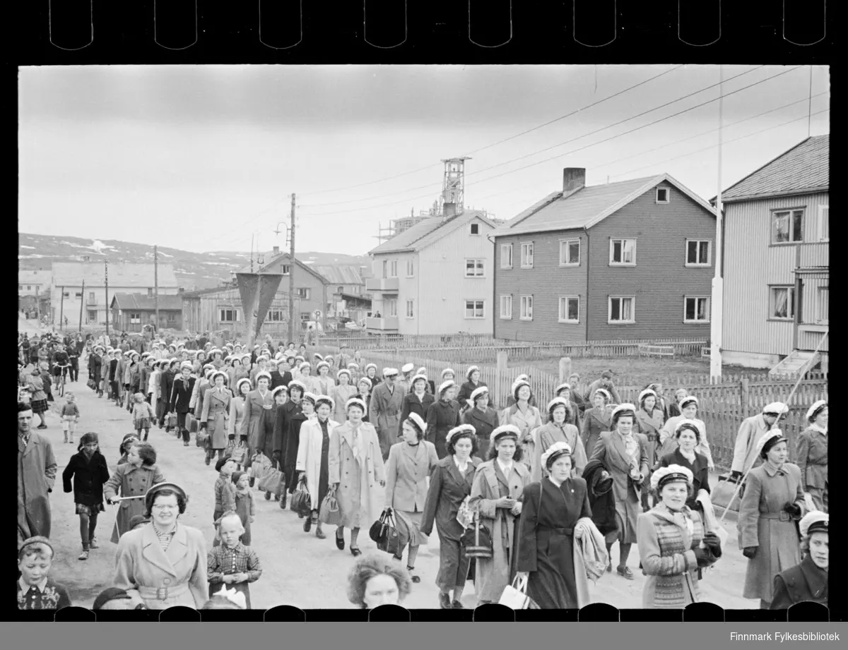 Trolig sangstevne i Kirkenes pinsen 1947 (25 -26 mai), deltakerne har samlet seg til opptog 

Sangere fra hele Finnmark samlet seg til stevne i Kirkenes, der i blant fra Båtsfjord, Vardø, Vadsø og Honningsvåg
