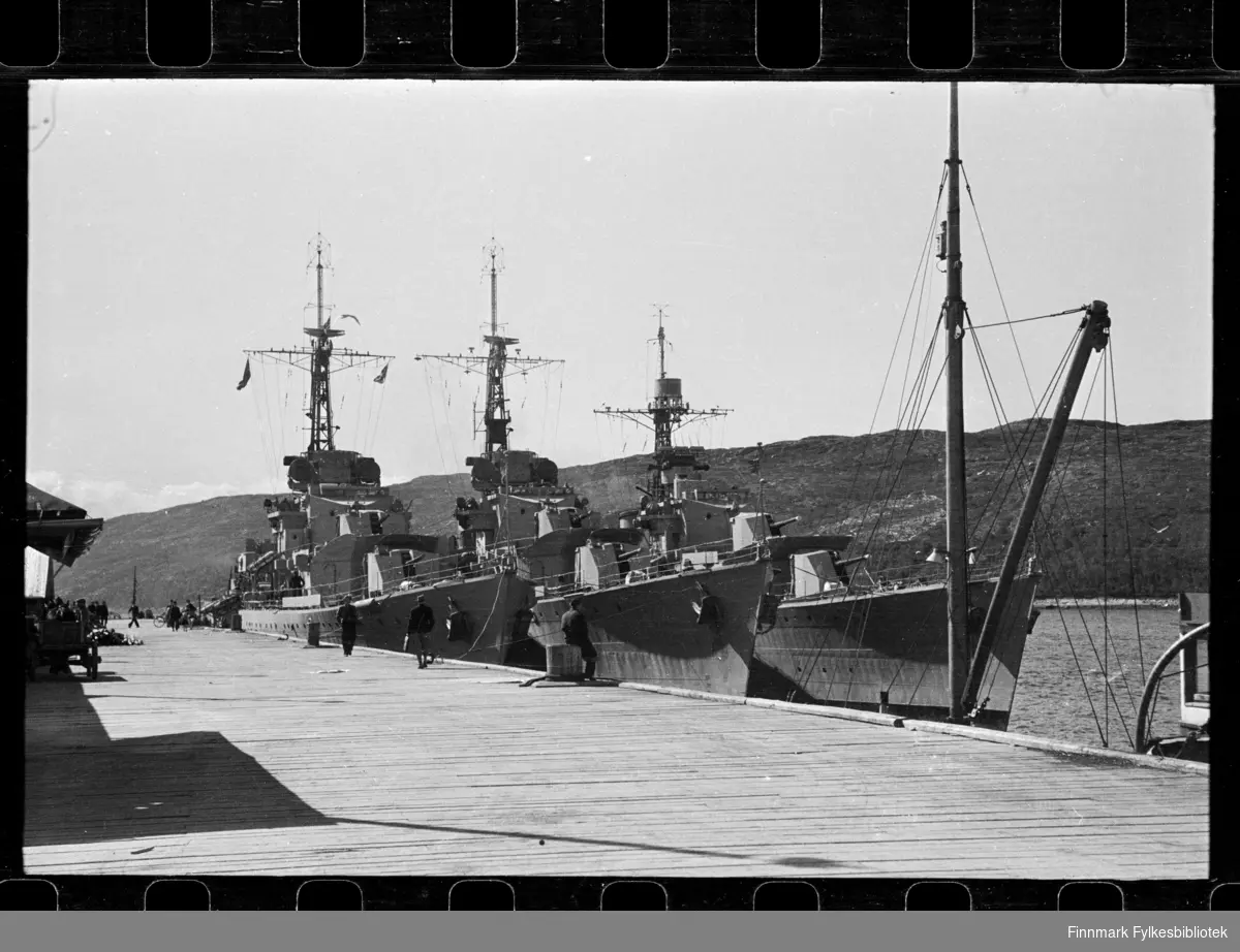 Foto av krigsskip i Kirkenes

Nærmest kai ligger jageren KNM Oslo. De to andre er enten KNM Trondheim - KNM Bergen eller KNM Stavanger. Disse var av typen C-class destroyer, kjøpt inn fra Storbritannia i 1945.

Det ytterste fartøyet er ingen C-klasse destroyer, men KNM Stord av S-klassen

Foto trolig tatt på slutten av 1940-tallet, eller tidlig 1950-tallet