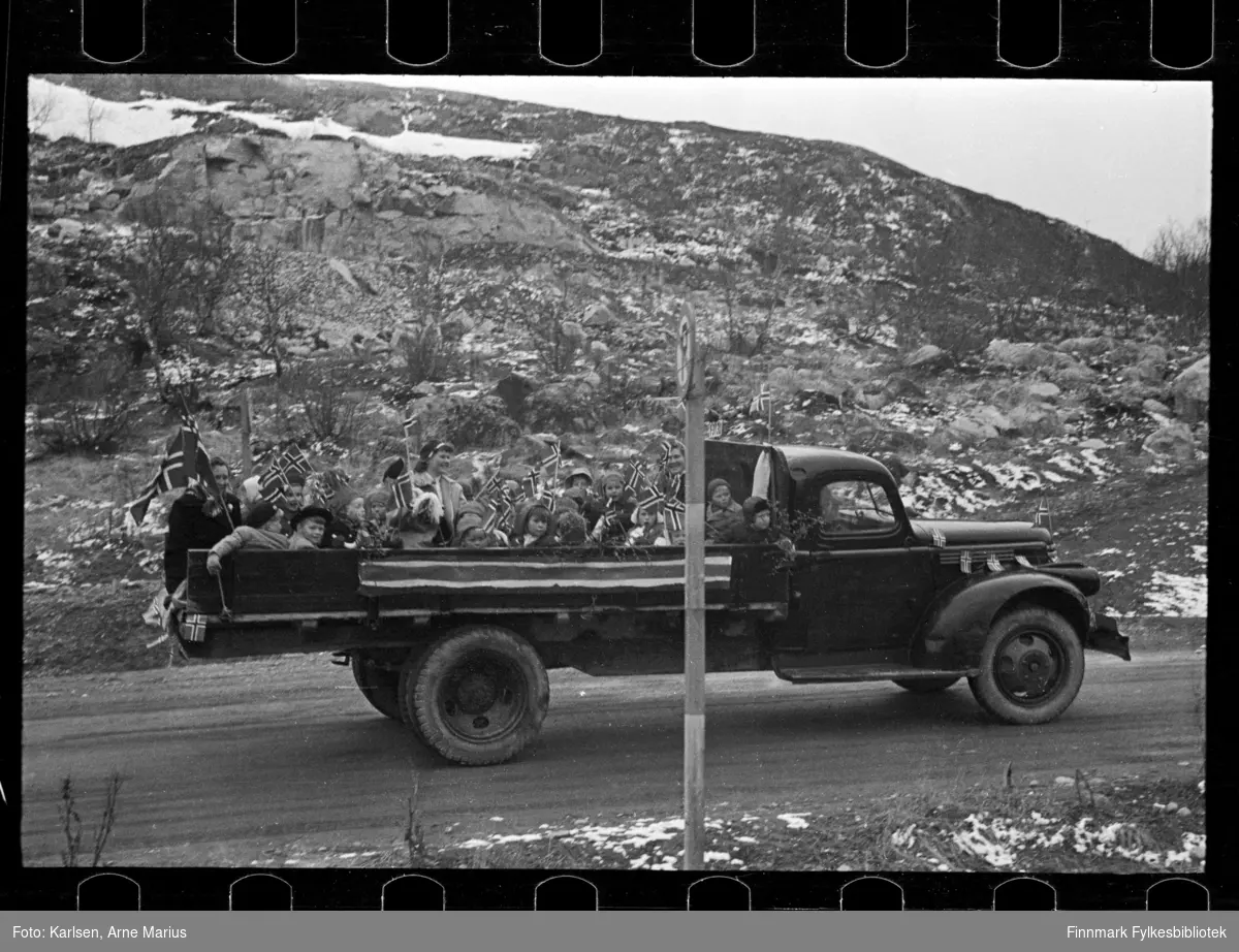 Foto av barn ombord lastebil i Kirkenes, antagelig 17. mai 1948 (se historikk)

Bilen er Chevrolet 1946-47-modell og har skiltnummer Y-3130 (se foto fbib.93112-289 for referanse)