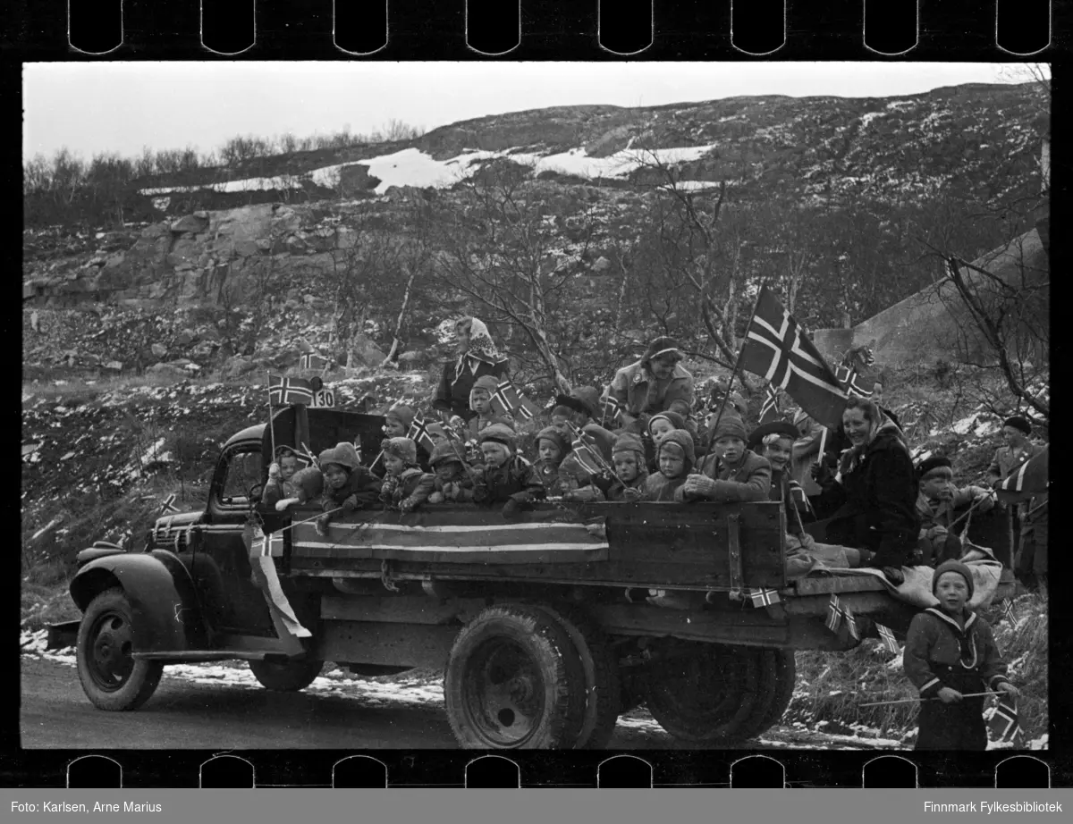 Foto av barn ombord lastebil i Kirkenes, antagelig 17. mai 1948 (se historikk)

Bilen har skiltnummer Y-3130 (se foto fbib.93112-289 for referanse), Chevrolet 1946-47-modell