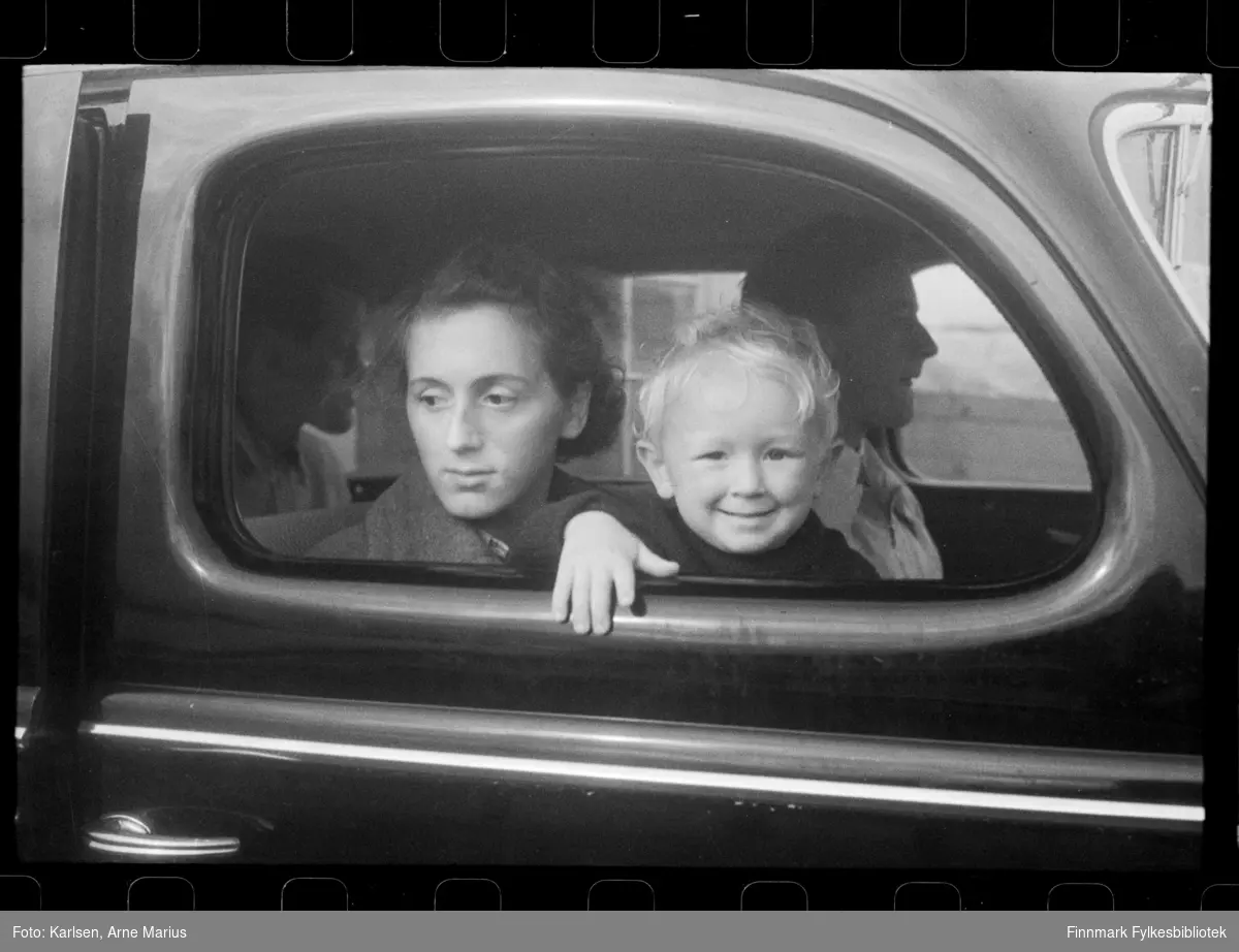 Ukjent familie sittende i bil ombord ferge. Muligens slektinger av fotograf Arne Karlsen.Foto antagelig tatt på fergestedet i Svanvik, Utnes (se historikk for referanse)

Bilen de sitter i er en Ford med skiltnummer Y-3437

Foto trolig tatt på slutten av 1930-tallet, muligens 1938