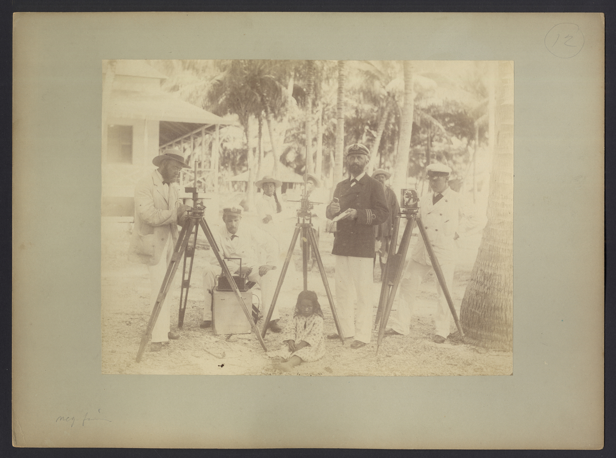Bilden visar forskare och sjöofficerare från Vanadis som håller på med vetenskapliga mätningar, observationer för kronometerjustering.