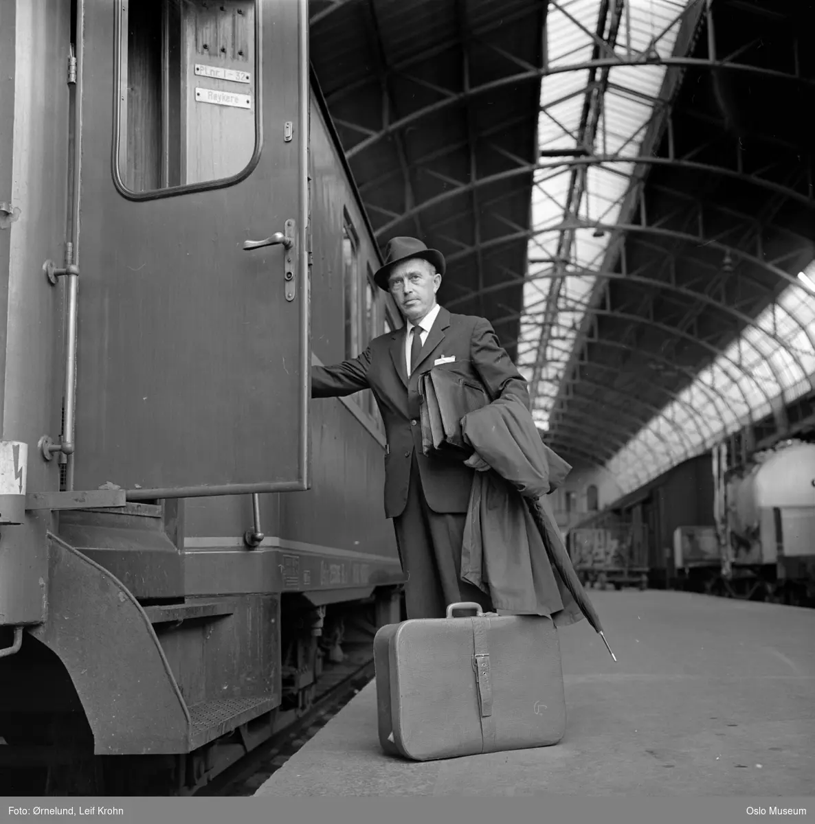 Østbanestasjonen, plattform, tog, mann, passasjer, koffert