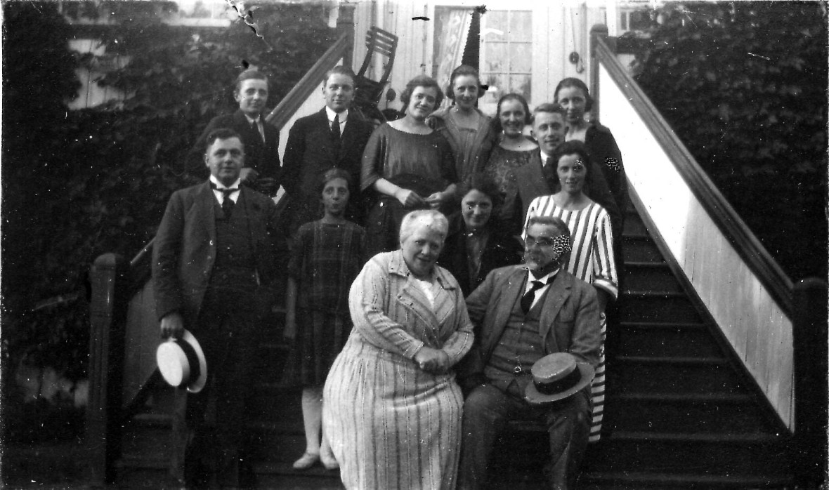 Familien Frederiksen på trappa utenfor Melbo Hovedgård, hele familien samlet.