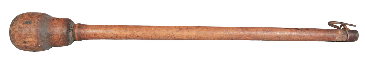 Päronformad klump med bly. Gradering med skurna streck och islagna mässingsstift. Järnkrok. Krönta stämplar på klumpen: "AE 1750 KK S"
