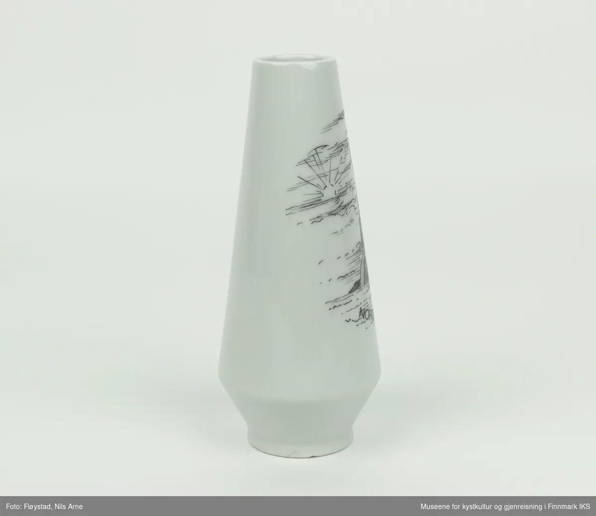 En balusterformet keramikkvase med en liten sirkulær munning og trykt dekor. Vasen er antakeligvis laget av bløtt porselen med hvit glasur. 
 
Dekoren er et sirkelformet trykt motiv av Nordkapplatået, med havet, sola og en lettskyet himmel i bakgrunnen. Nederst i motivet er det trykt "NORDKAPP" og de geografiske koordinatene "17°21''10", som antakeligvis kommer av en produksjonsfeil. De korrekte koordinatene er 71°10'21".