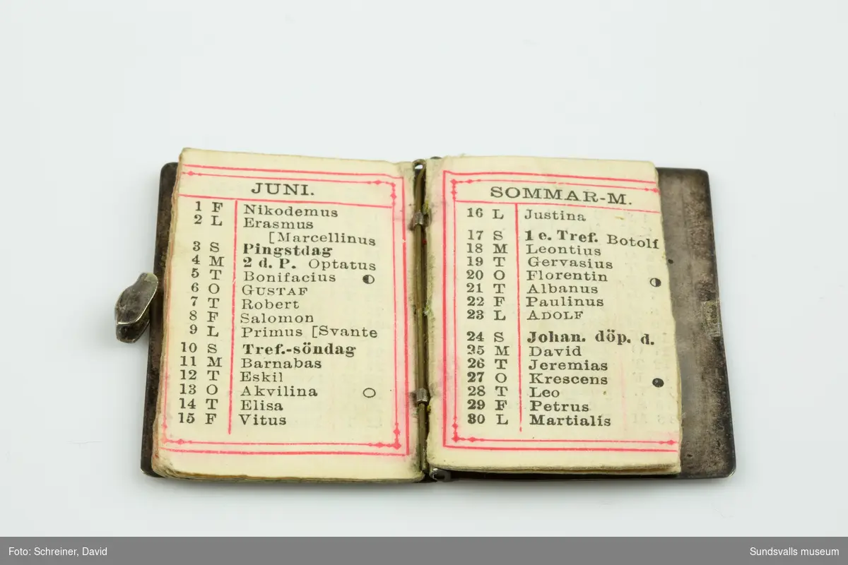 Fickkalender för år 1900 med pärmar i metall med graverat mönster.