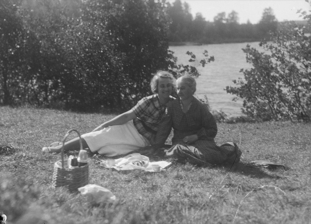 Pickning, Hulda Lindskog och Märta Lindskog.