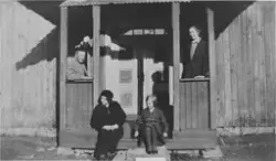 Trammen på bygningen på Langerud i 1932. Halvor Velstad, Mat