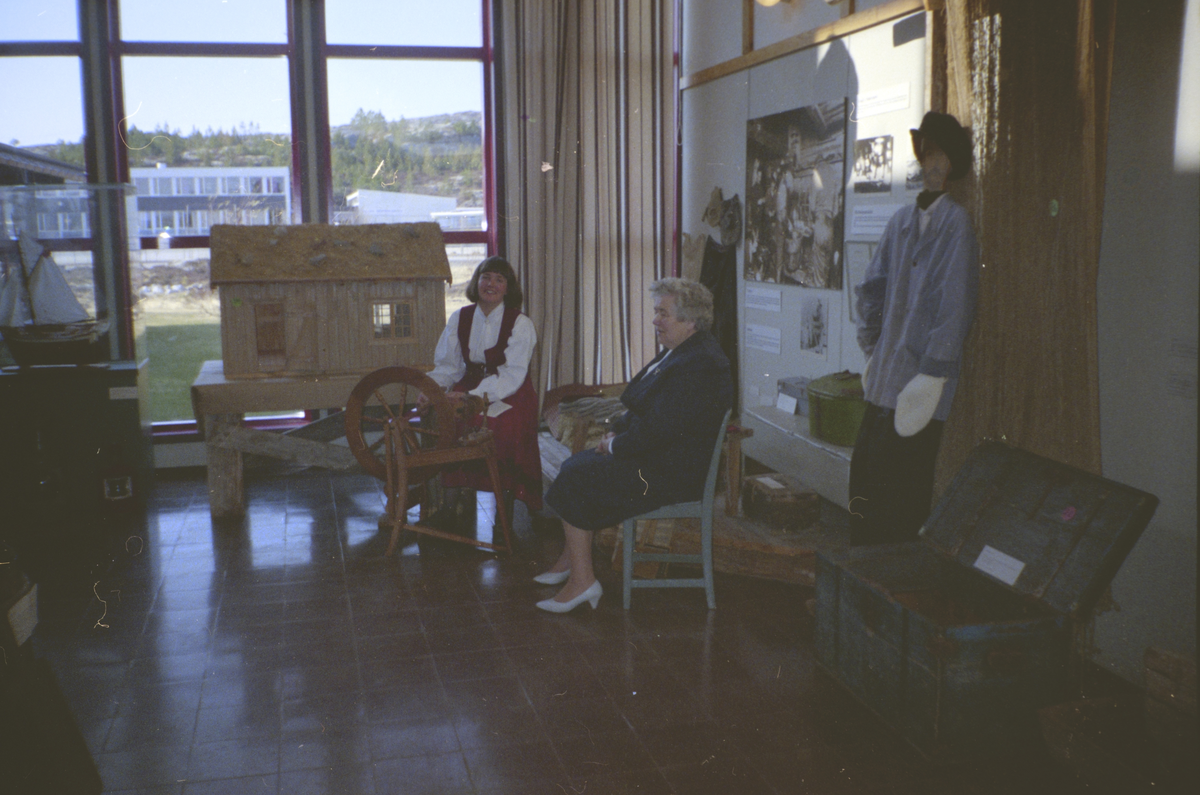 Kronprinsparet besøker Hitra 1989 : Amy Lightfoot (venstre) og Anna Jektvik venter spent på besøk.