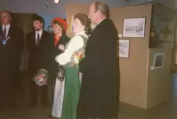 Kronprinsparet besøker Hitra 1989 : Omvisning i lokal kunst-