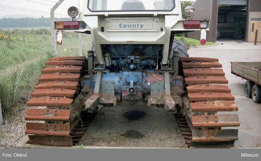 Civil traktor med bandaggregat.
