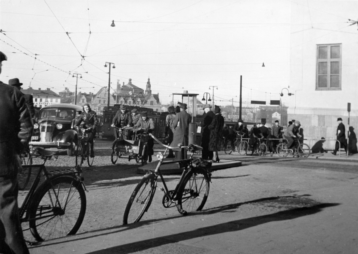 Cyklister vid Slussen i Stockholm. Korsningen Götgatan- Hornsgatan. Bild från Optimus arkiv.