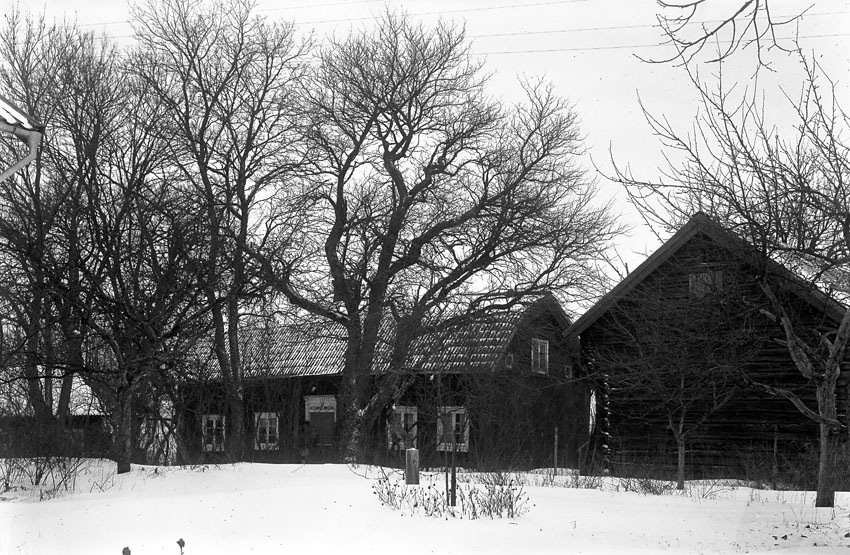 Mangårdsbyggnaden i den blivande hembygdsgården, från söder.
Råby i Simtuna socken.
