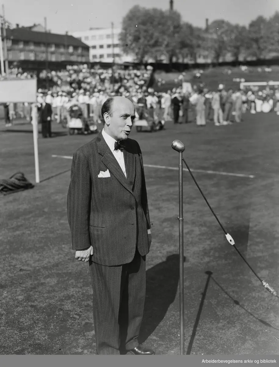 Brynjulf Bull (1906-1993). Jurist, høyesterettsadvokat og politiker. Ordfører i Oslo. Antatt Dælenenga. Mai 1954