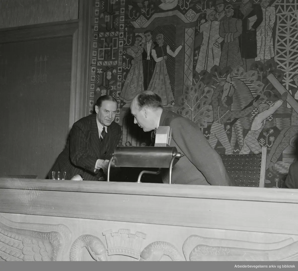 Rolf Stranger tok gjenvalg som Oslos ordfører - Brynjulf Bull ble varaordfører. 12 desember 1957