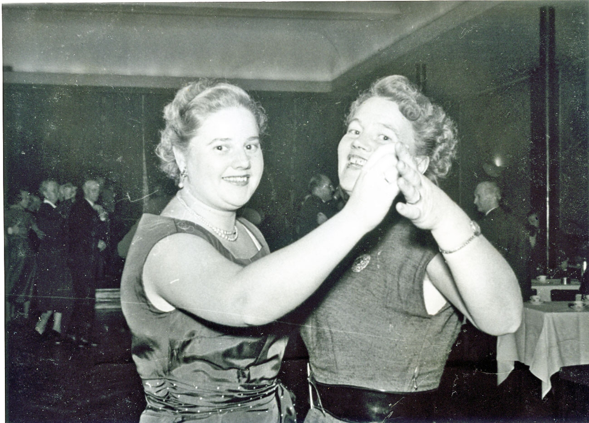 De Förenade Förbundens Avdelning 52 - Mölndal var aktiva vid SOAB. Här har de fest i okänd lokal 1955-11-05. Okända personer