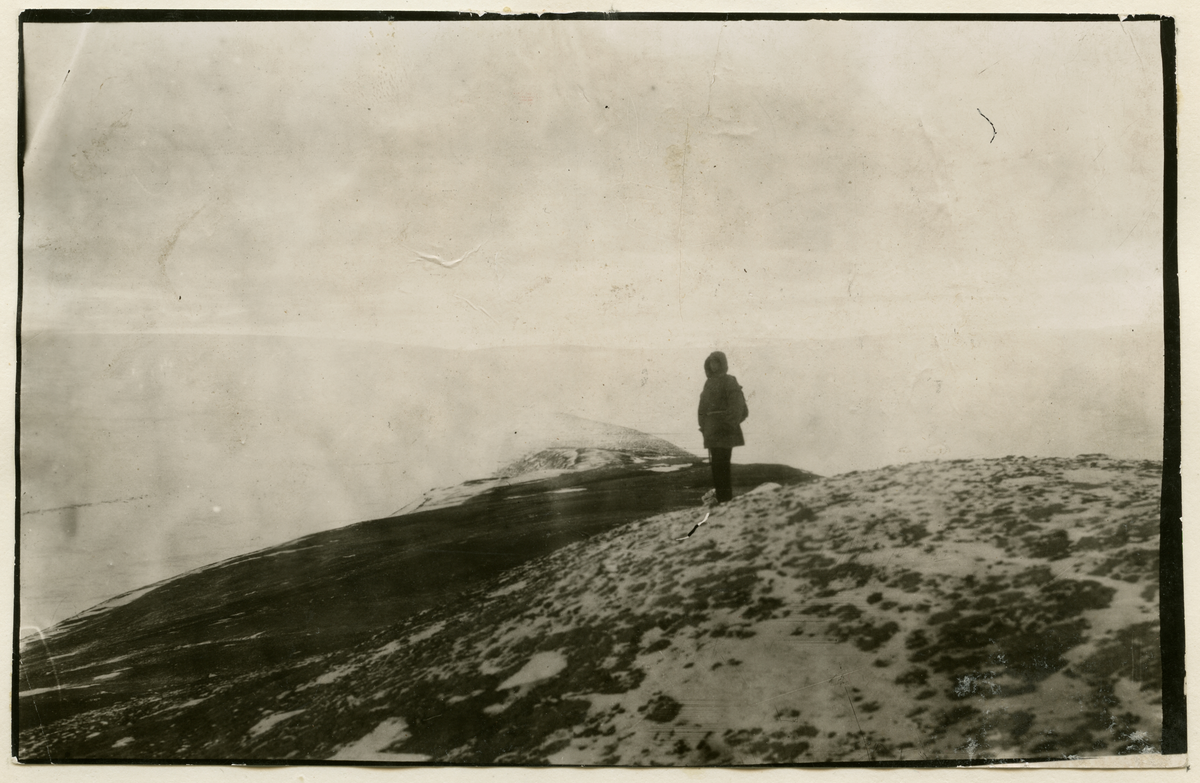 Spetsbergsexpeditionen 1918-20. Ebba dalen. Östligaste delen. Dr. Wirén mot inlandsisen. Omkring 700 meter över havet.
