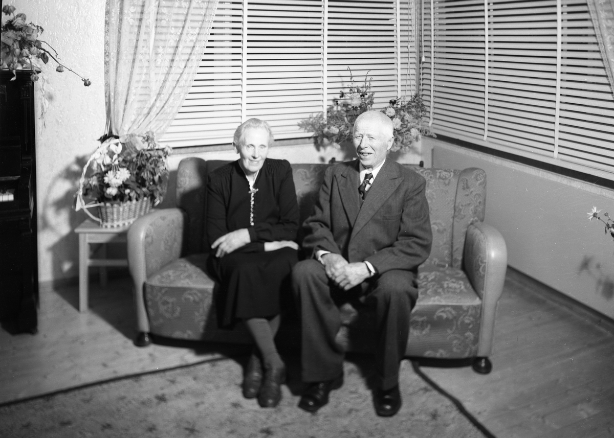 Frå bryllaupsdagen til Anna og Erling Stordal  i 1953. Motiva er frå finstogo deira på Bamseli, Beitostølen.