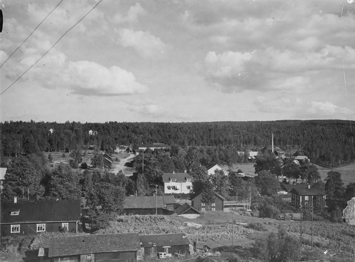 Högfors bruk, 1920. Vy över brukssamhället med brukskontoret i mitten.