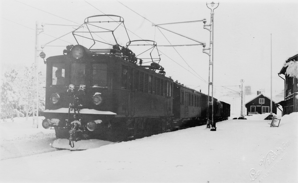Malmtåg med elektriskt lokomotiv på banan Malmberget - Riksgränsen - Narvik.