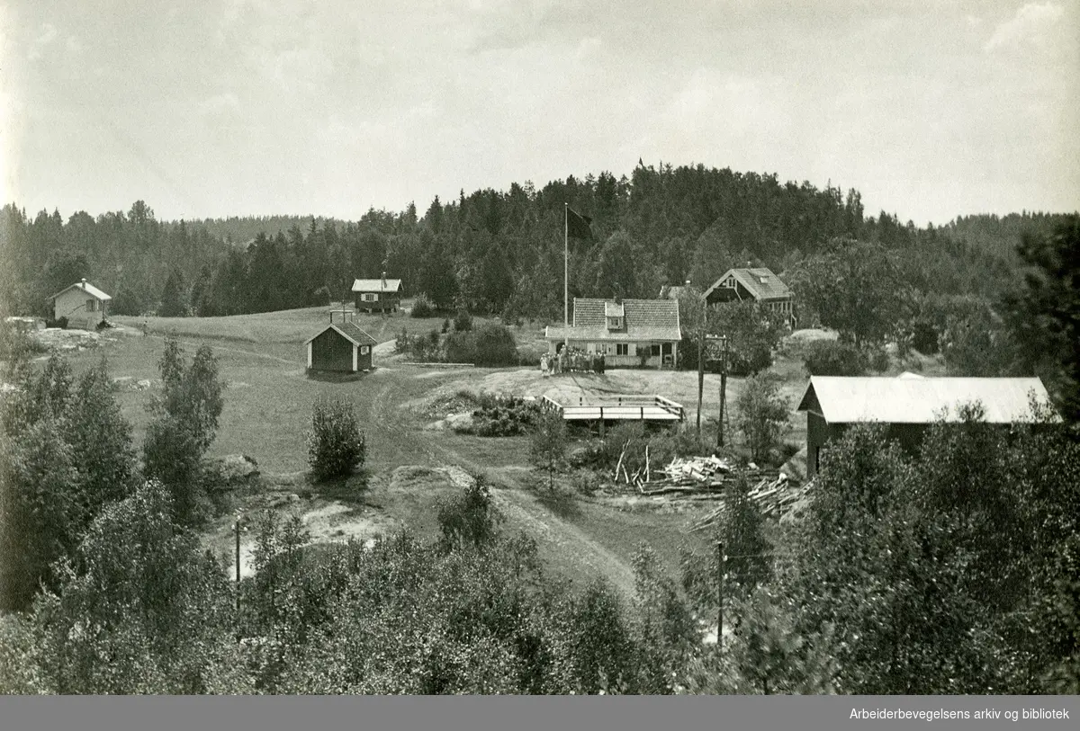Oslo Stein, Jord og Sementarbeideres feriehjem på Nosa - Lyserbråten. Den gamle hovedbygningen med låve. Foto fra 1930-tallet.