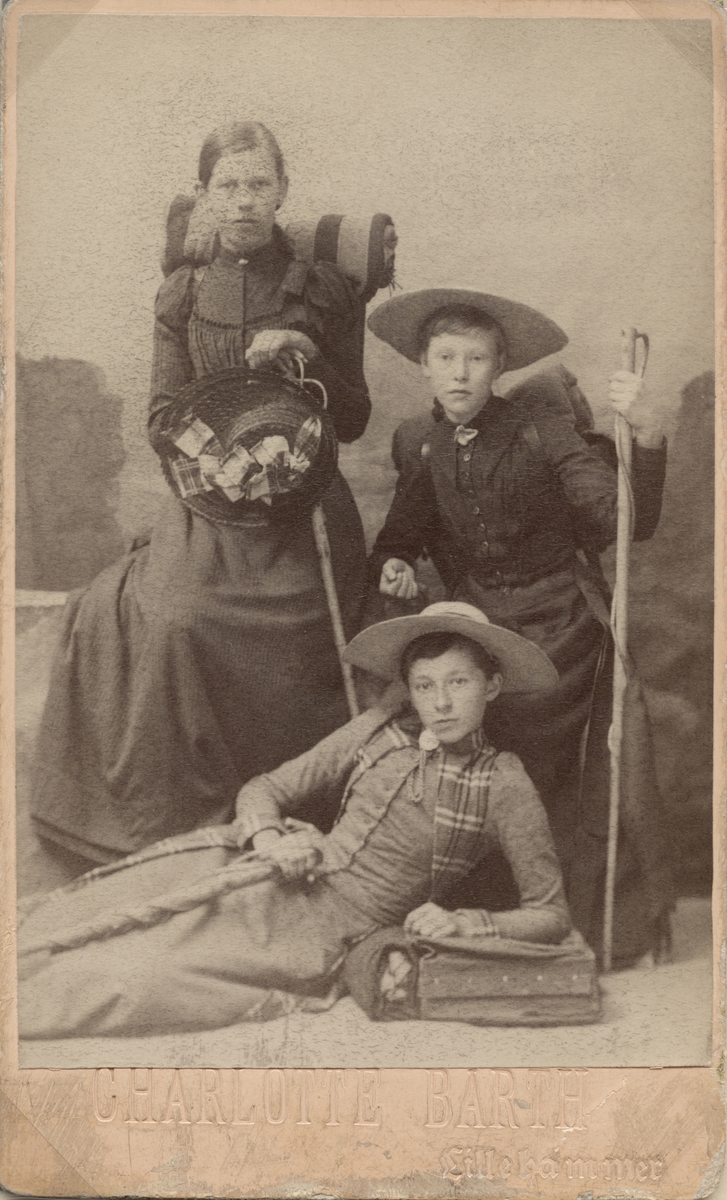 Visittkortfoto av "fotturister i 1880-90-årene", bakerst datter av telegrafbestyrer Andreas Nielsen, Lillehammer