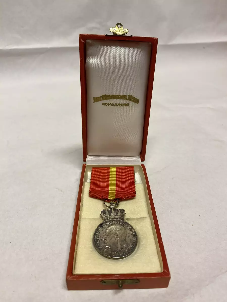 Kongens fortjenestemedalje i sølv blei gitt til Andreas Johnsen Stranden i 1961. Medaljen ligger i et for etui. Med medaljen fulgte det et diplom. 