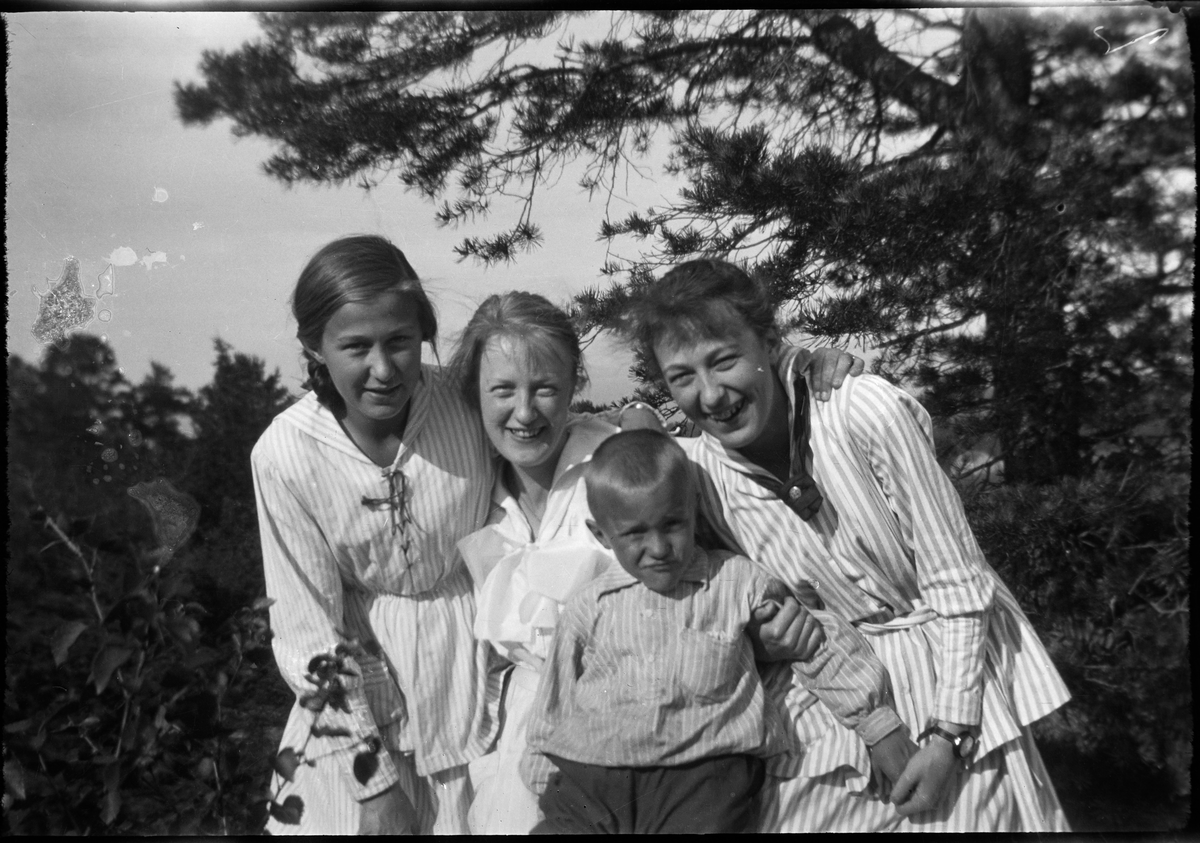 Søstrene Walborg og Birgit Piene med flere ved Granåsen gård