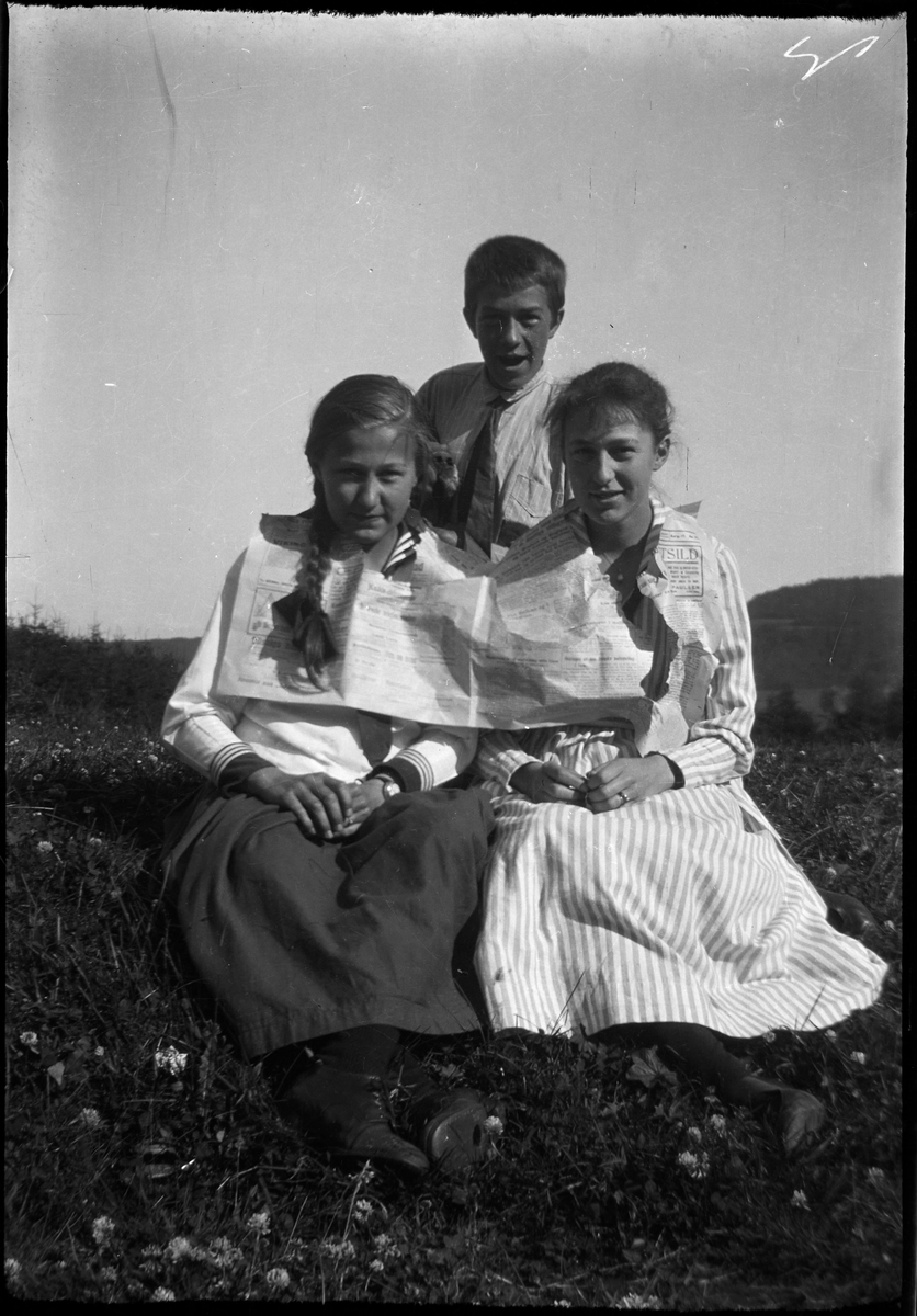 Søstrene Walborg og Birgit Piene med flere ved Granåsen gård
