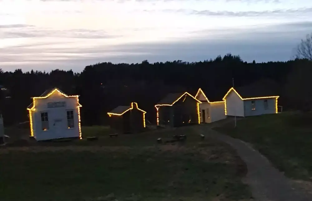 Silhouetten av bygningene i Prærielandsbyen lyssatt