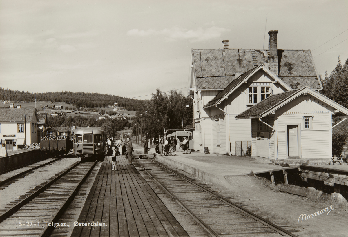 Postkort, Tolga stasjon, jernbanestasjon, stasjonsbygning, jernbanespor, lokomotiv, reisende på perrongen,