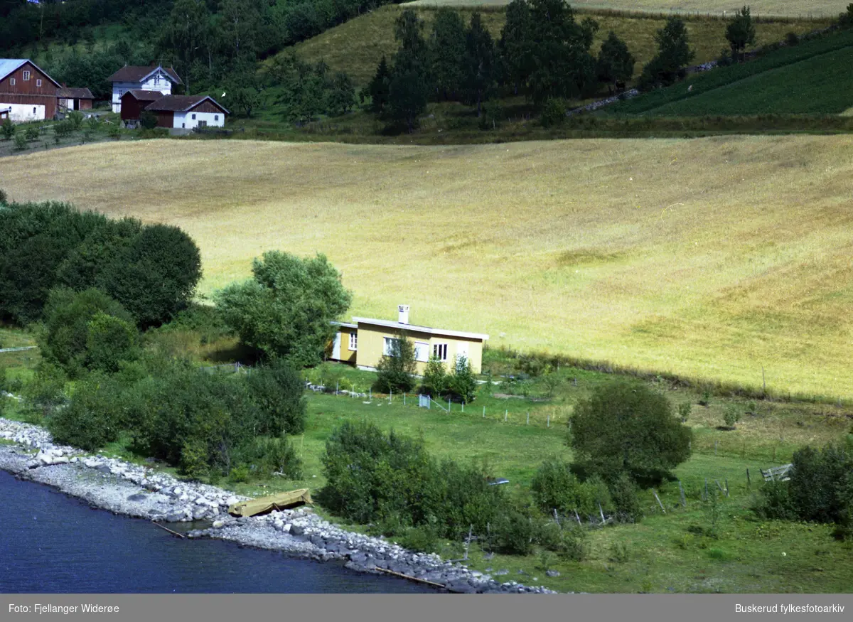 Skråfoto av bygg og omegn ved en hytte ved Gomnesbråten på Røyse.