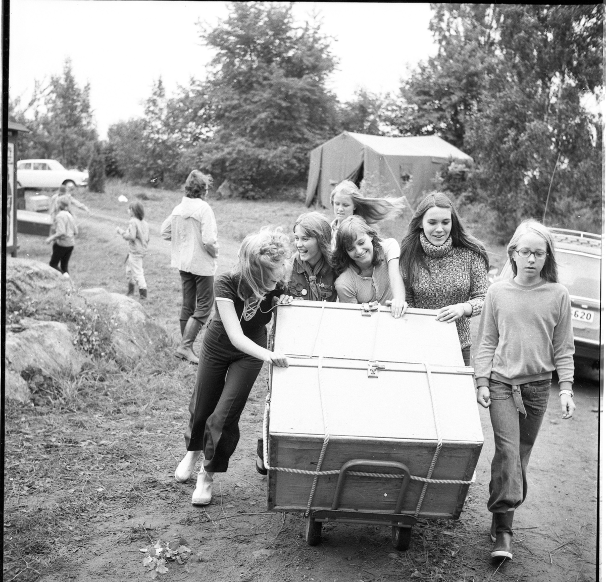 En grupp flickor rullar fram en pirra med två lårar.