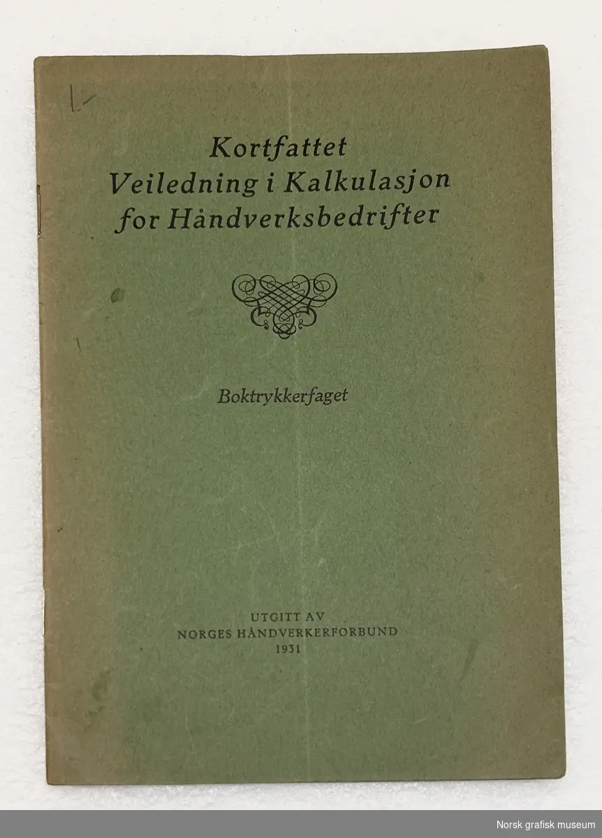 Kortfattet veiledning i kalkulasjon for Håndverksbedrifter.

Boktrykkerfaget

Utgitt av Norges håndverkerforbund
1931