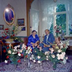 Eilif og Lilly Schrøder omgitt av blomster i anledning deres
