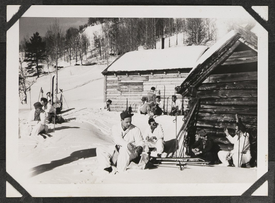 Soldater på feltøvelse i Heimevernet, ved ukjent hytte.