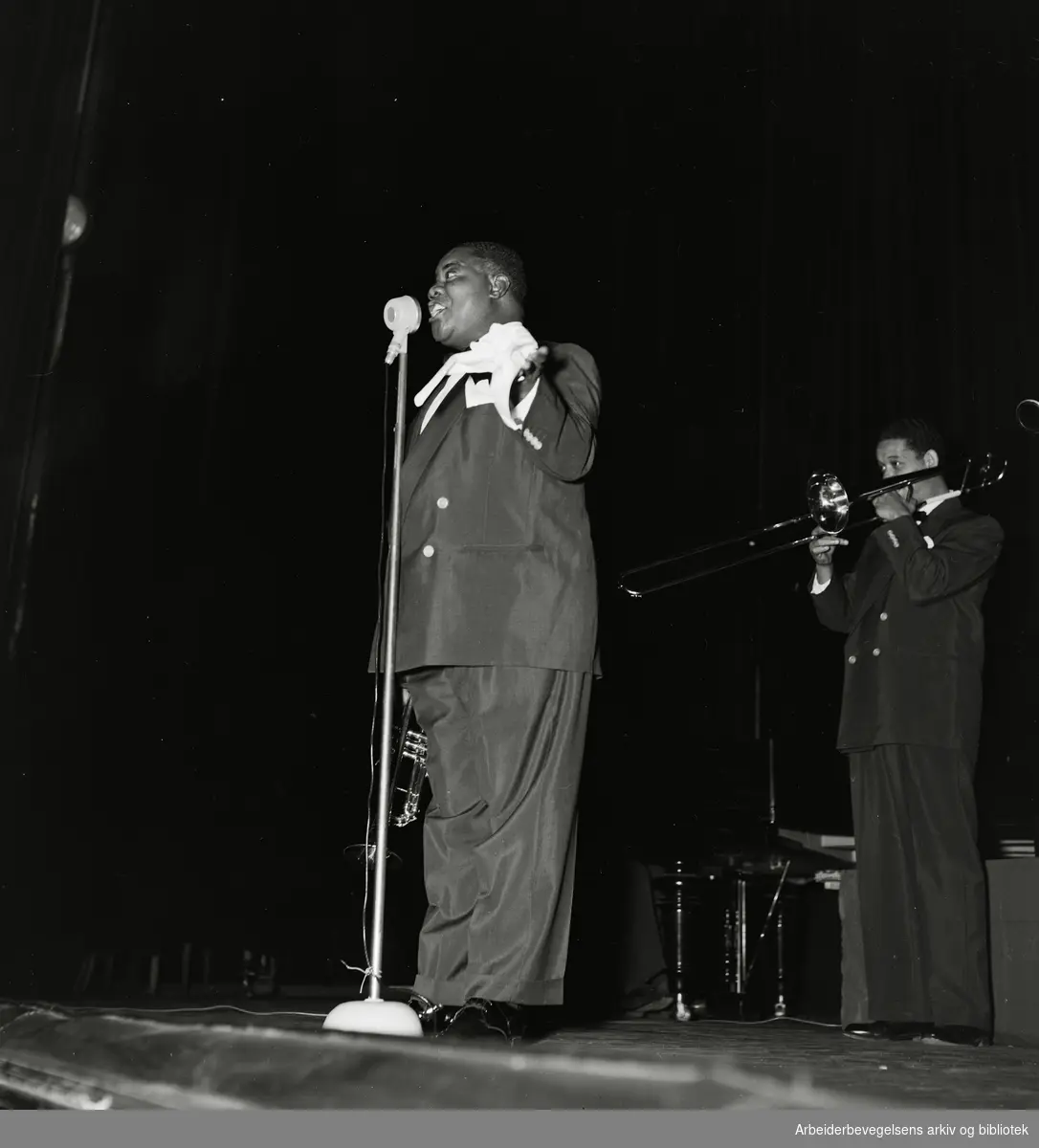 Konsert med Louis Armstrong på Colosseum Kino, søndag 5 oktober 1952. I bakgrunnen: Trummy Young.