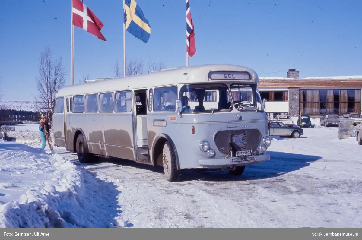 Scania Vabis B 55 rutebil 1960-modell med karosseri fra Lier tilhørende Gol Bilselskap med kjennemerke F-30316, i rute til Gol ved Sanderstølen
