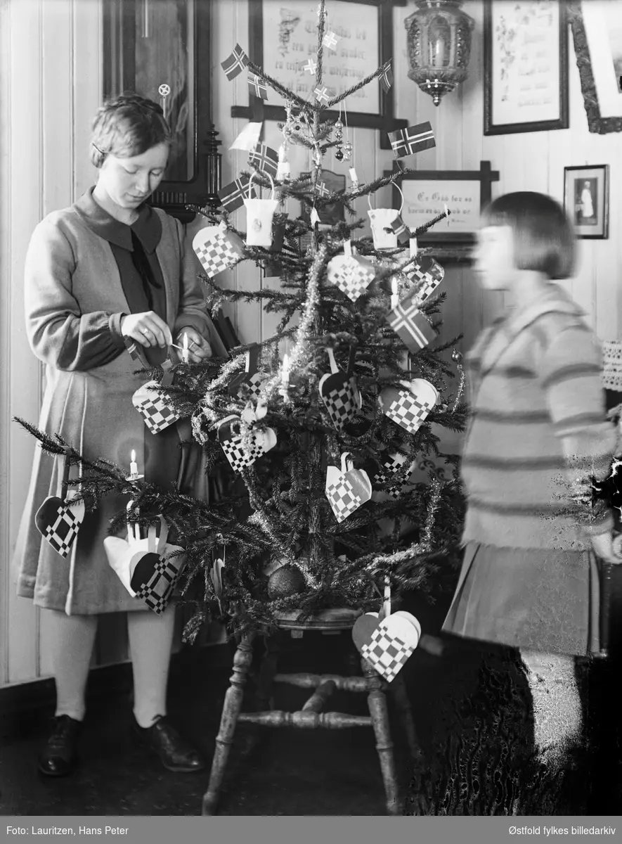 Solveig Elvira Lauritzen og Dagar Lauritzen. pynter juletreet.  Barna til fotografen, i hjemmet på Hollenderberget i Moss ca. 1927.