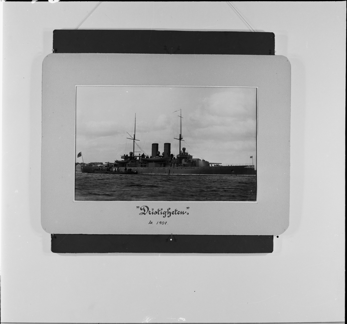 Reproduktion av en fotografi som visar pansarbåten Dristigheten år 1901.