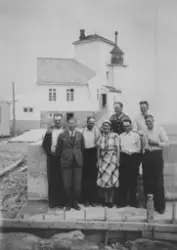 Børøholmen fyr, 1950. I forgrunnen står fyrvokteren med sin 