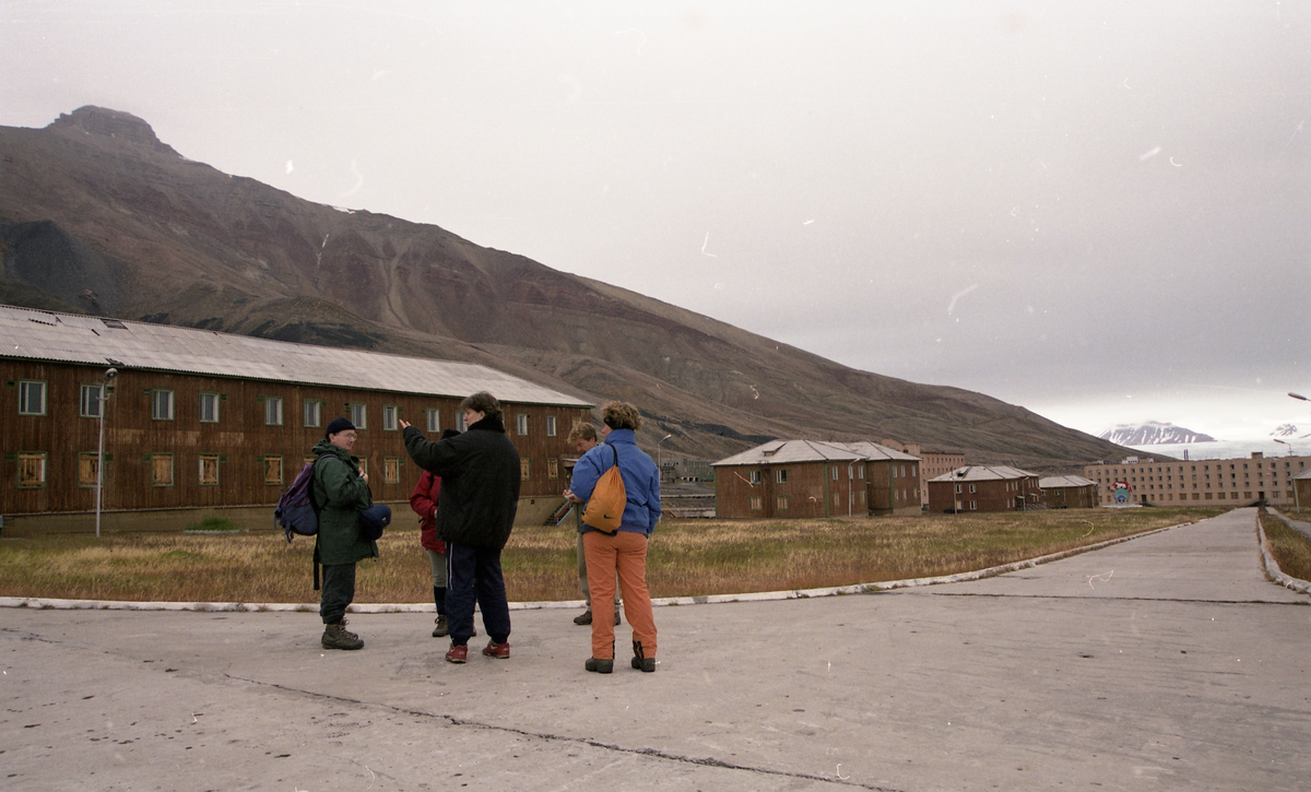 Fra reportasje i Svalbardposten nr. 32 18. .august 2000. Reportasjen om opprydning og hotell/turisme i Pyramiden. Guide viser turister rundt i Pyramiden.