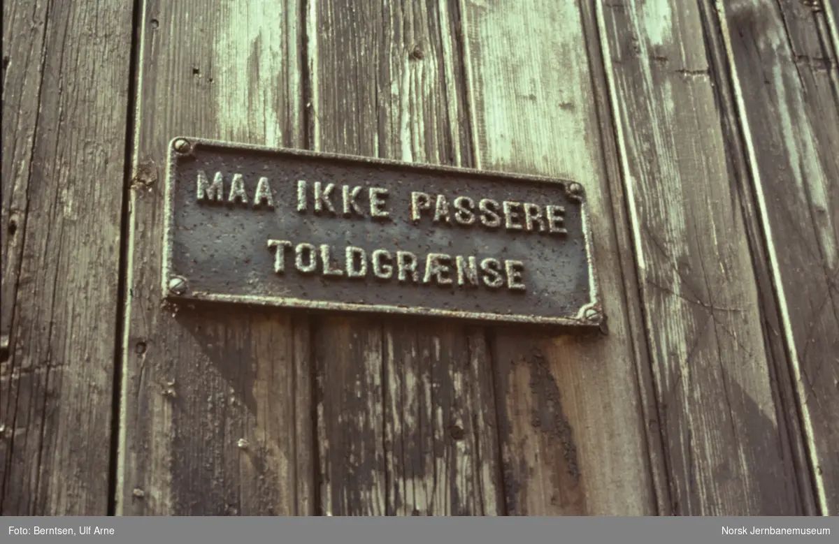 Skilt "Maa ikke passere Toldgrænse" på gammel godsvogn litra G som lagervogn på NSBs verksted på Kronstad ved Bergen