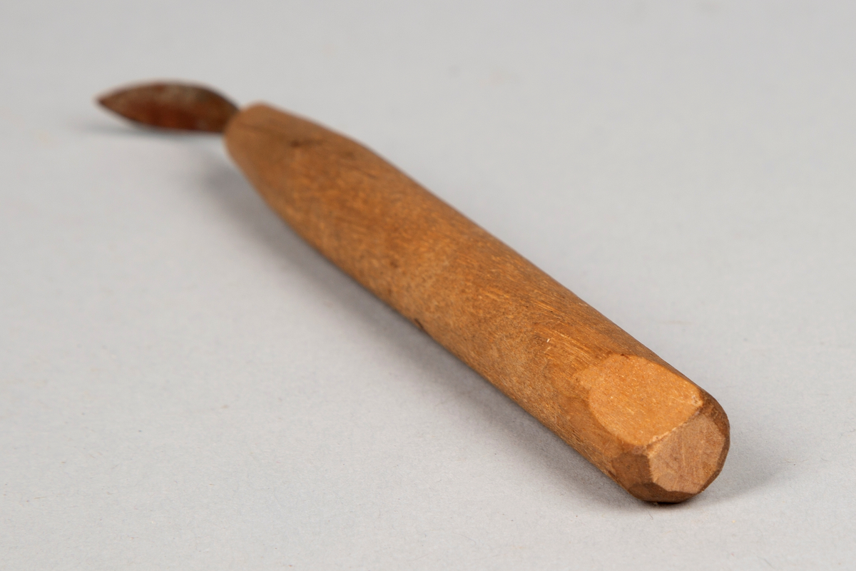 Skomakerrasp, eller annet verktøy skomakeren brukte i sitt arbeid. 
Består av et treskaft der det er montert et glatt blad/rasp/skje i en tilsmalnet (spisset) ende av skaftet.