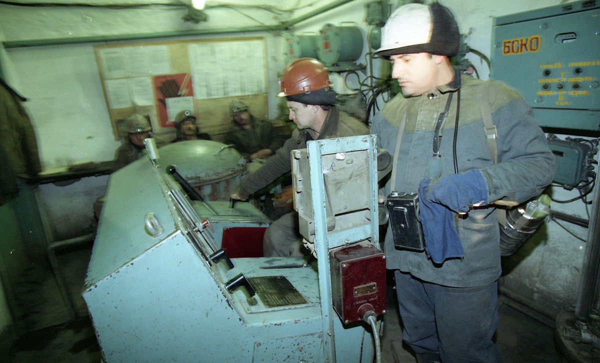 Bilder fra reportasje om gruveulykke i Barentsburg 18. semptember 1997 hvor 23 mennesker mistet livet. Artikkelen omhandlet opprydnings og istannsettelsesarbeidet av gruve for videre drift. Årsaken til ulykken ble fastslått å være mennesklig feil. Grivearbeiderne hadde brukt feil sprengstoff på feil plas. 