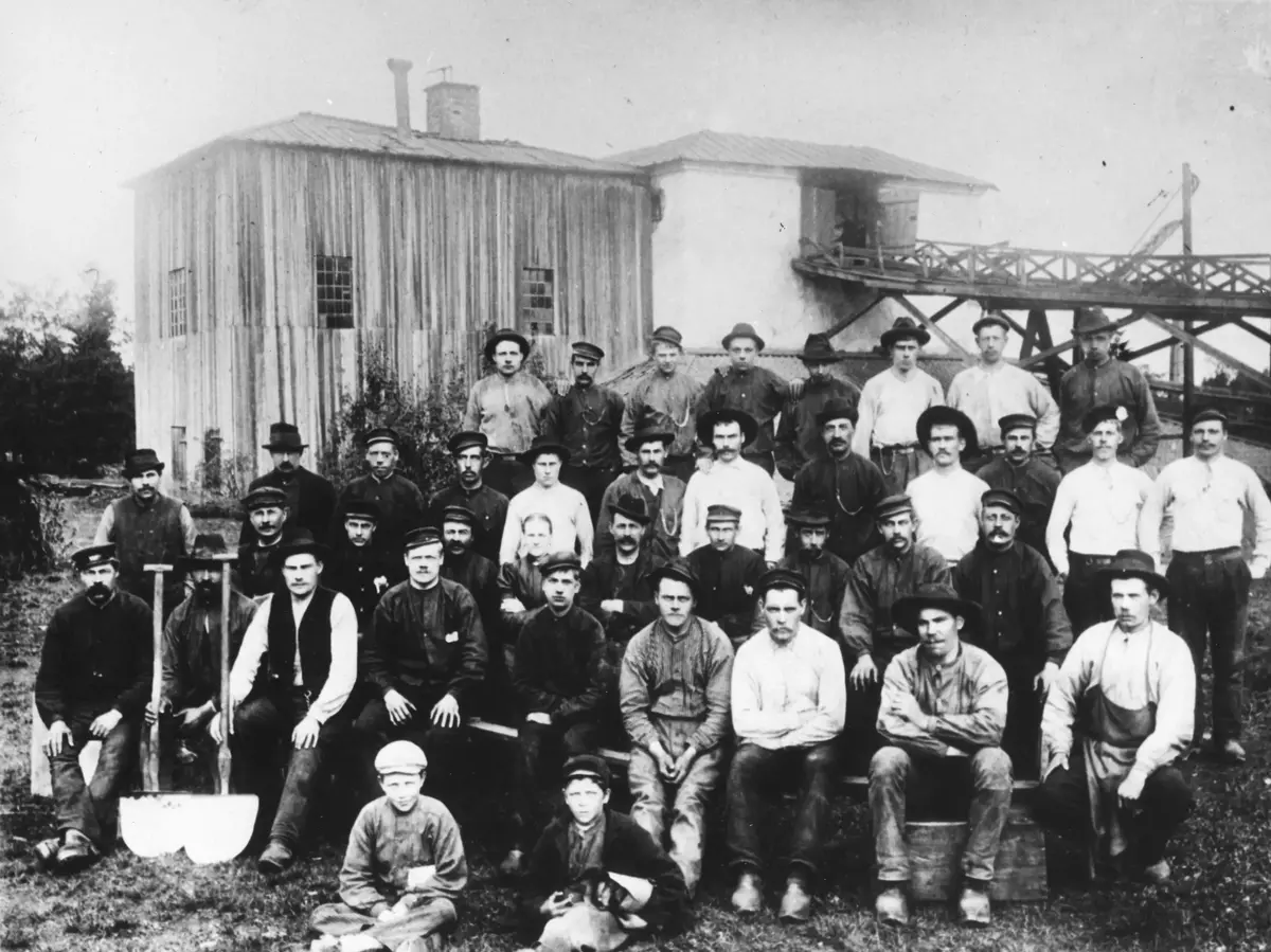 Arbetare från Edsbro bruk utanför Långvinds masugn år 1901.